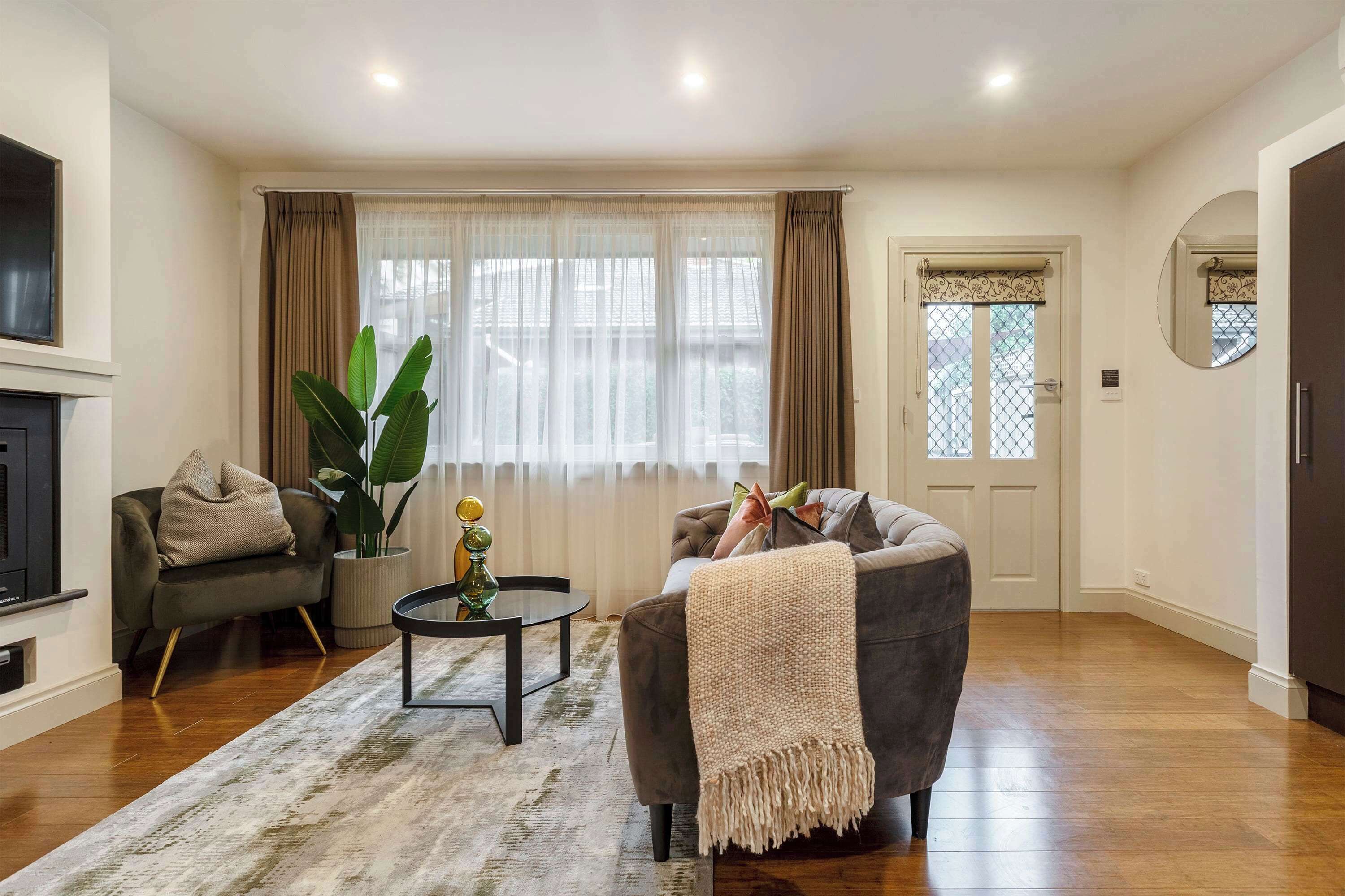 Smart TV, fireplace