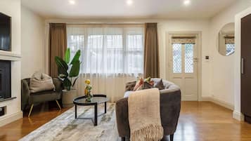 Smart TV, fireplace