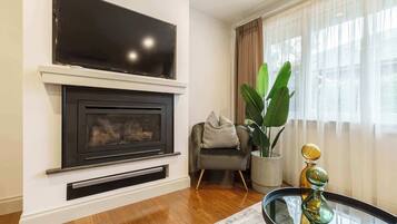 Smart TV, fireplace