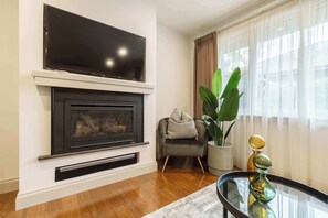 Smart TV y chimenea 