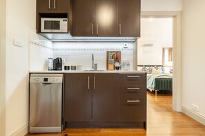 Fridge, microwave, dishwasher, coffee/tea maker - Pet-friendly guesthouse with garden and playground (Ivanhoe)