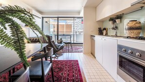 Una cocina moderna con comedor, un ventanal y vistas al exterior.