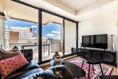 Hawthorn retreat with balcony near Swinburne uni