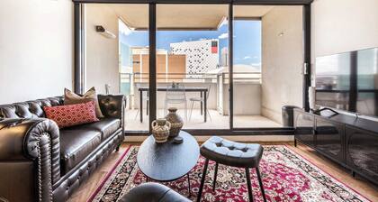 Hawthorn retreat with balcony near Swinburne uni