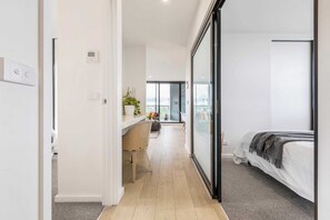 3 bedrooms, desk, iron/ironing board, WiFi - Yarra River Splendour In Stylish Penthouse Getaway (Abbotsford)