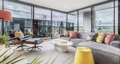 Yarra River Splendour In Stylish Penthouse Getaway