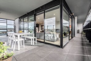 Outdoor dining - Yarra River Splendour In Stylish Penthouse Getaway (Abbotsford)
