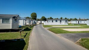 A row of mobile homes with a paved road in between. - Rc 39 (Felixstowe)