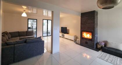 Charmante Maison 5 pcs Dans une Copropriété Calme et Proche des Transports