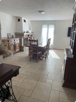 Dining - Maison Familiale au Calme, à Seulement 10 Minutes de Grasse Capitale du Parfum (Grasse)