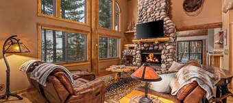 Near Snowmobile Trails - Hot Tub, Theatre, Foosball, Dogs OK