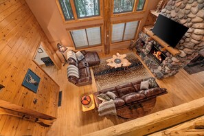 Una Smart TV, una chimenea, videojuegos, un reproductor de DVD