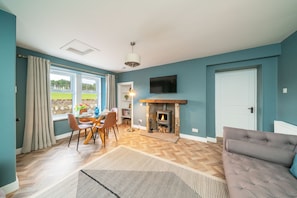 Smart TV, fireplace