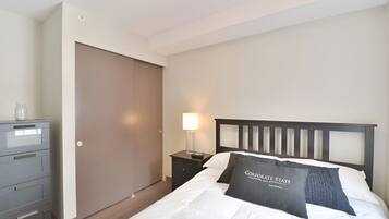 1 chambre, bureau, fer et planche Ă repasser, lit parapluie