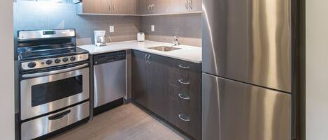 Een koelkast, een microgolfoven, een oven, een kookplaat