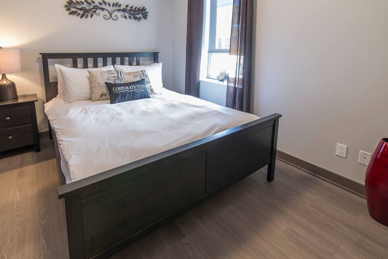 1 quarto, escrivaninha, ferros/tábuas de passar roupa, berço de viagem