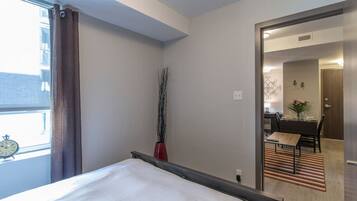 1 quarto, escrivaninha, ferros/tábuas de passar roupa, berço de viagem