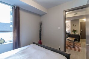 1 quarto, escrivaninha, ferros/tábuas de passar roupa, berço de viagem