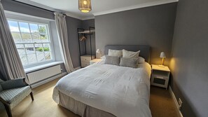 6 makuuhuonetta, silitysrauta/-lauta, vauvan matkasänky, Wi-Fi