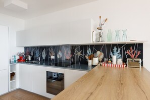 Een koelkast, een oven, een vaatwasser, een koffiezetapparaat/waterkoker