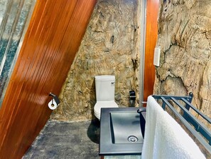 Shower, hair dryer, towels, soap - Rustiek Hotel (Kasane)