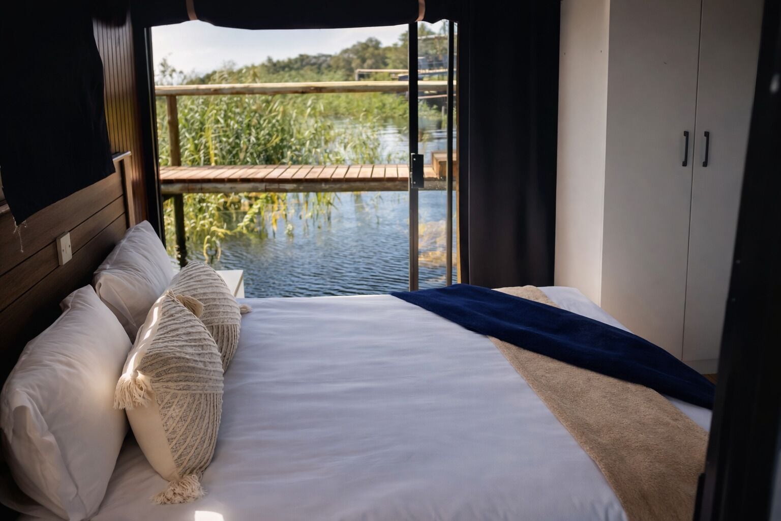 Signature Room, River View | Desk, free WiFi, bed sheets
