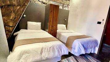 Habitació amb dos llits individuals estàndard | 1 dormitori, escriptori, wifi gratuïta i roba de llit