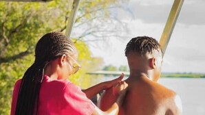 Eine Person bekommt eine Rückenmassage auf einem Boot.