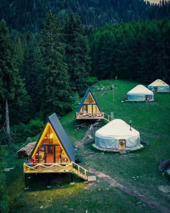 Huisje, Meerdere bedden, uitzicht op bergen | Terras