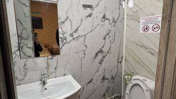 Comfort-Doppel- oder -Zweibettzimmer, Bergblick | Badezimmer | Hausschuhe, Seife, Toilettenpapier
