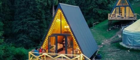 Cabaña, varias camas, vista a la montaña | Área de sala de estar