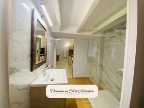 Regadera, secadora de cabello, papel de baño 