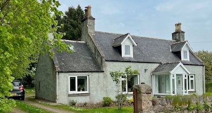 Cosy Country House Finzean, Aberdeenshire. Sleeps 6 & Pet Friendly with Garden