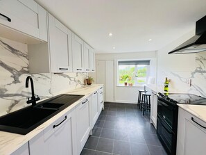 Kjøleskap, mikrobølgeovn, ovn og kokeplater