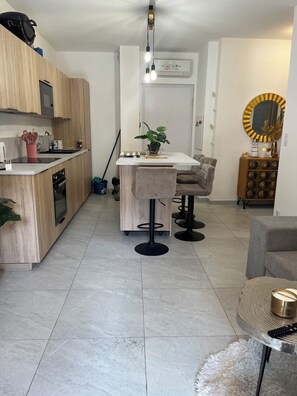 Fridge, microwave, oven, stovetop - Appartement T2 Neuf Ile Rousse (L'Île-Rousse)