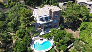 An aerial view of a two-story house with a swimming pool, surrounded by dense greenery. - Top of Villa sea view,  heated swimming pool (Roquebrune-sur-Argens)