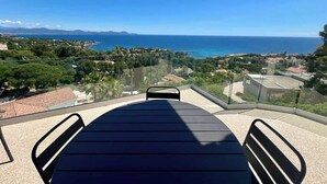 A balcony with a clear view of the sea and distant mountains. - Top of Villa sea view,  heated swimming pool (Roquebrune-sur-Argens)