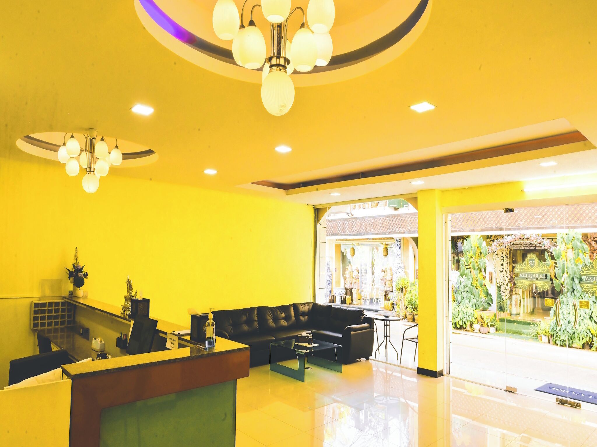 ฝ่ายต้อนรับ