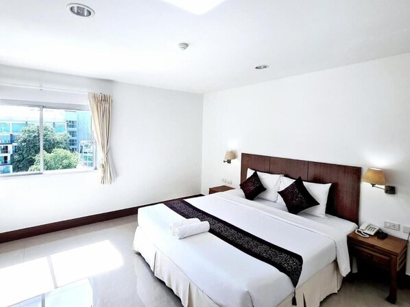 Premium Double Room, City View | Desk, laptop workspace, soundproofing, free WiFi - Siamese Serenity Stays (Pattaya)
