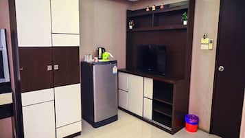 Työpöytä, kannettavalle tietokoneelle sopiva työtila, äänieristys