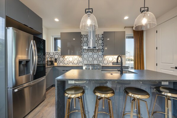 冷蔵庫、電子レンジ、オーブン、コンロ