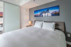 1 soverom, skrivebord, strykejern/-brett og reiseseng for barn