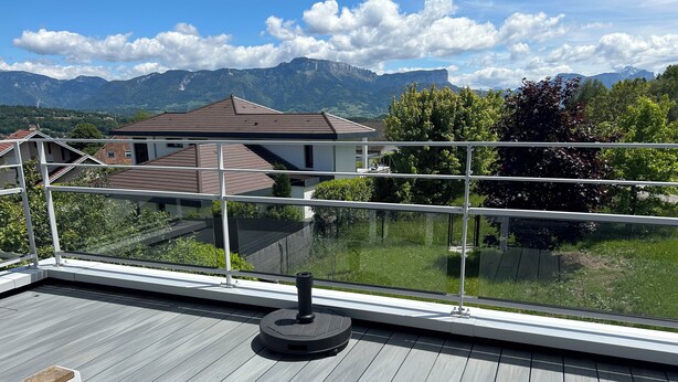 A rooftop terrace with a clear view of mountains, a white railing, and a single exercise ball. - Little House built in 2024 and very comfortable. Near Annecy (Cuvat)