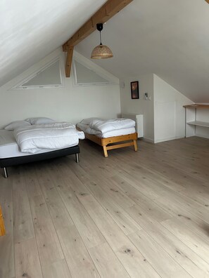 2 makuuhuonetta, työpöytä, silitysrauta/-lauta, ilmainen Wi-Fi
