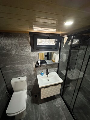 Deluxe Suite, River View | Bathroom | Separate tub and shower, free toiletries, hair dryer, slippers