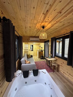 Deluxe Suite, River View | Living area - NayonTinyHouse (Camlihemsin)