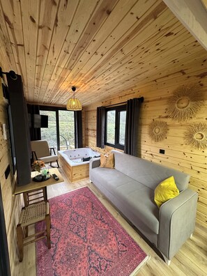 Suite – deluxe, elveutsikt | Oppholdsområde