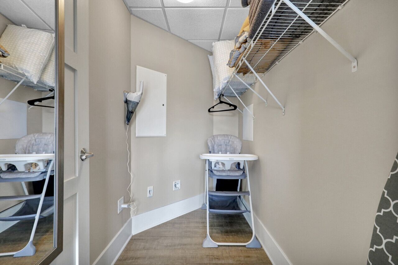 1 habitación, escritorio, tabla de planchar con plancha y cuna de viaje 