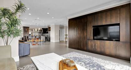 Gorgeous Apt w/ Balcony - Walk to Stadium & Lansing Center