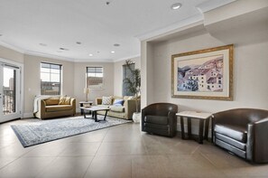 Smart TV - Gorgeous Apt w/ Balcony - Walk to Stadium & Lansing Center  (Lansing)